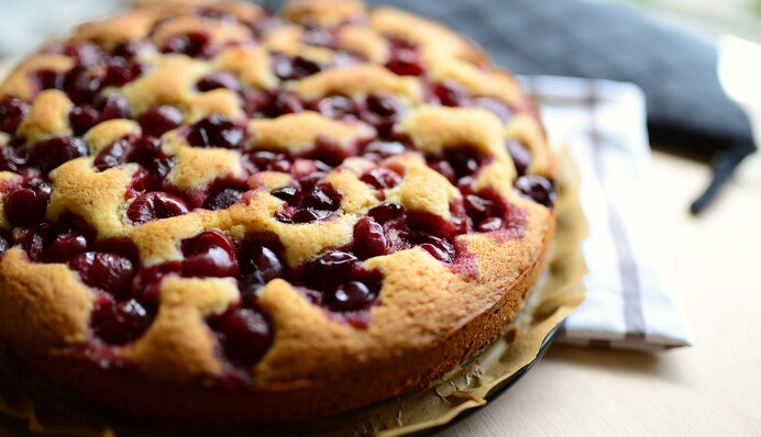 Как приготовить оригинальную шоколадную шарлотку с вишнями: простой рецепт