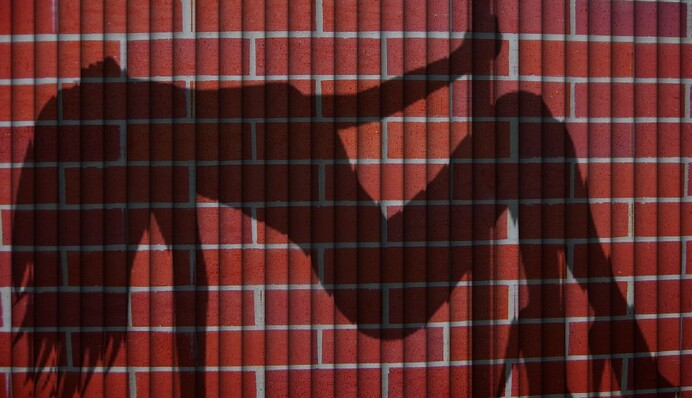 Дівчина знайшла оригінальний спосіб зізнатися батькам, що працює в стриптиз-клубі: відео стало хітом в TikTok