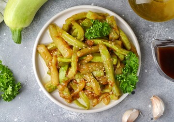 Як приготувати смачні тушковані кабачки в соєвому соусі: простий рецепт