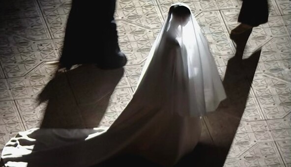 Канье Уэст сжигает себя и женится на Ким Кардашьян в новом клипе Come to Life: видео