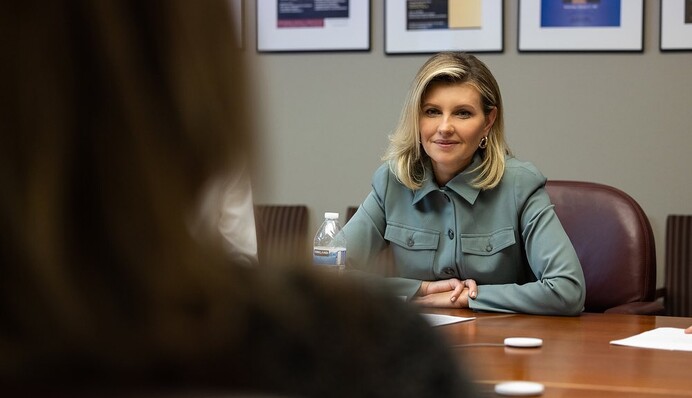 Первая леди Украины посетила Стэнфорд в стильном костюме: новый образ Елены Зеленской в США