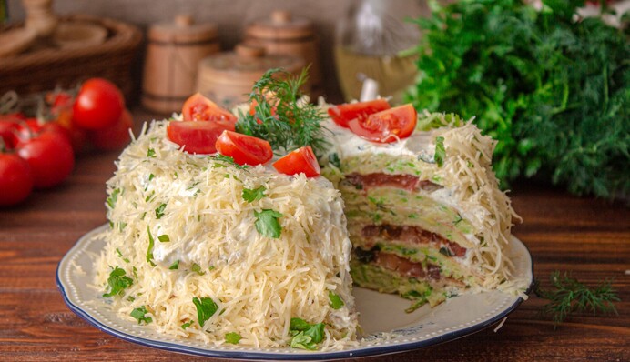 Готовим вкусный блинный торт с томатной начинкой: подробный рецепт