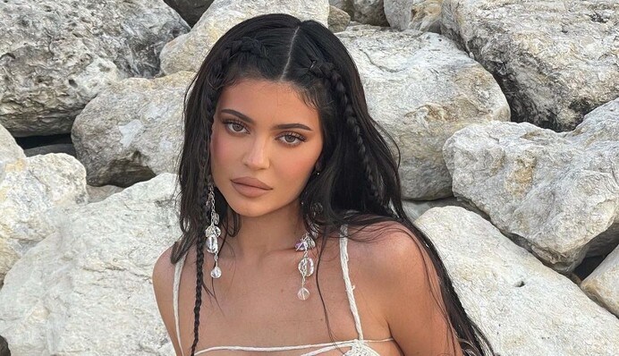 Кайли Дженнер подтвердила слухи о беременности и показала визит к врачу