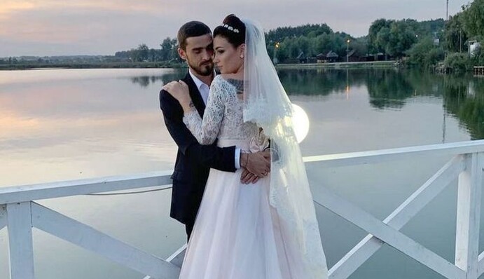 Анастасия Приходько показала редкие фото с мужем в честь годовщины венчания