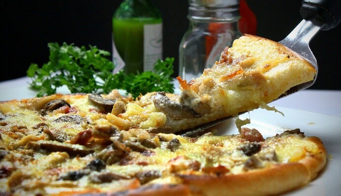 Как приготовить вкусную пиццу с ветчиной и грибами: простой рецепт