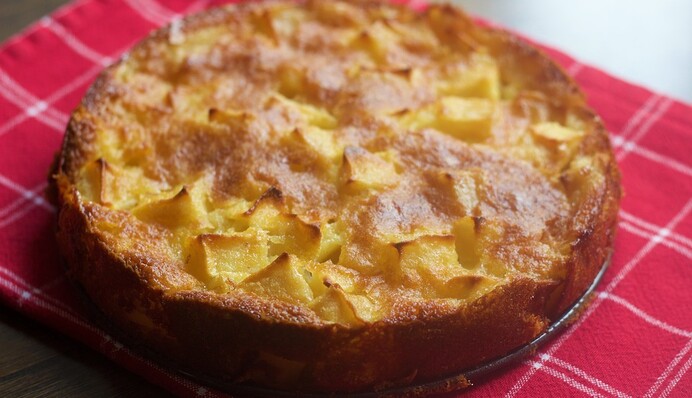 Як приготувати смачну шарлотку з яблуками в мультиварці: простий рецепт