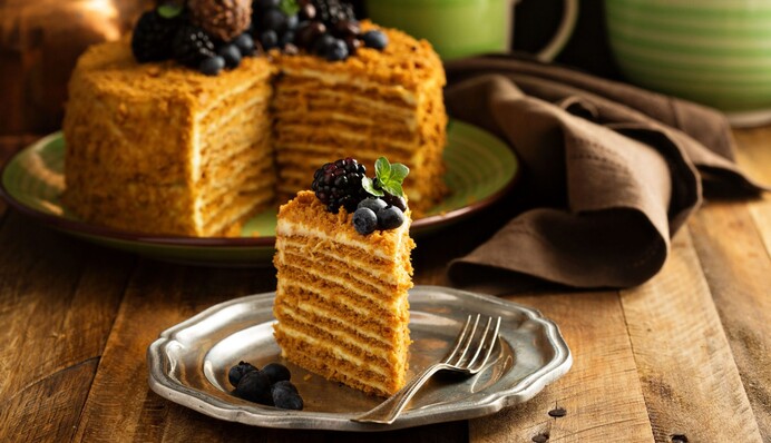 Как сделать вкусный торт Медовик с орехами: подробный рецепт