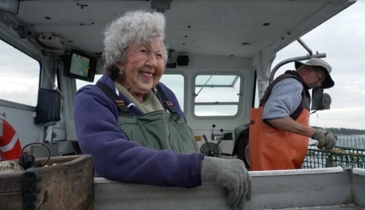 Пожилая американка отказалась выходить на пенсию и бросать опасную работу - говорит, ей всего 101 год