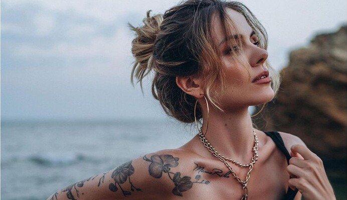 MamaRika похвасталась фигурой в бикини спустя полтора месяца после родов: Я собой довольна