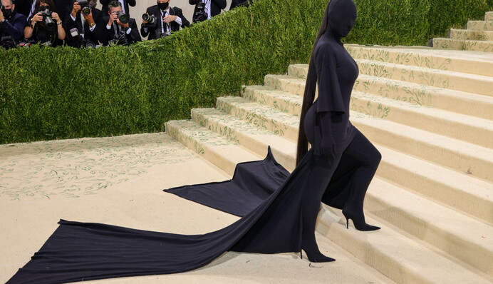 Ким Кардашьян в костюме для Met Gala 2021 не узнать - буквально, ведь модель пришла на бал в балаклаве
