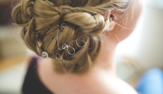 7 простых причесок на длинные волосы: как стильно уложить локоны под осенний лук