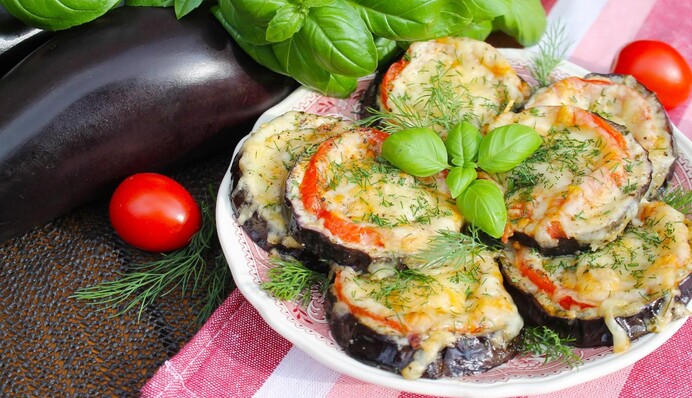 Як смачно запекти баклажани з картоплею під сиром: простий рецепт