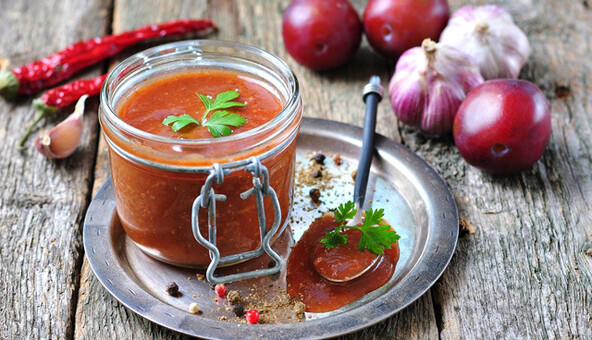 Как приготовить вкусную сливовую аджику к мясу: простой рецепт