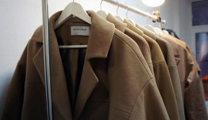 Як доглядати за пальтом і не дати йому зістаритися: 5 лайфхаків на осінь