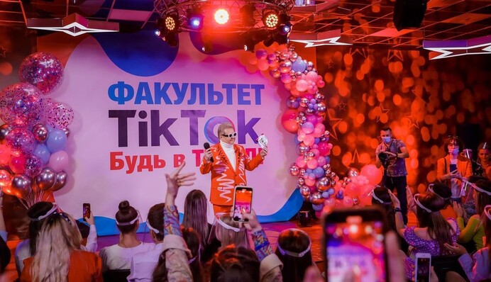 Тепер в Україні можна отримати диплом ТікТокера. Ні, це жарт, це новий факультет у Поплавського