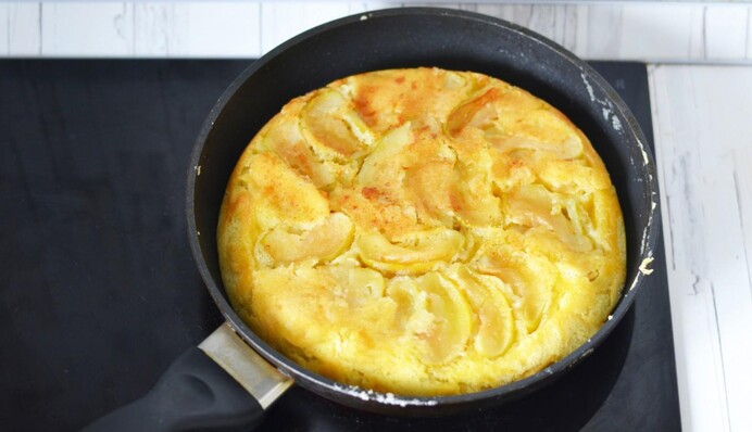 Как приготовить вкусную яблочную шарлотку на сковороде: простой рецепт
