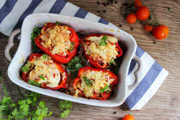 Як приготувати смачний фарширований перець з куркою і сиром: рецепт