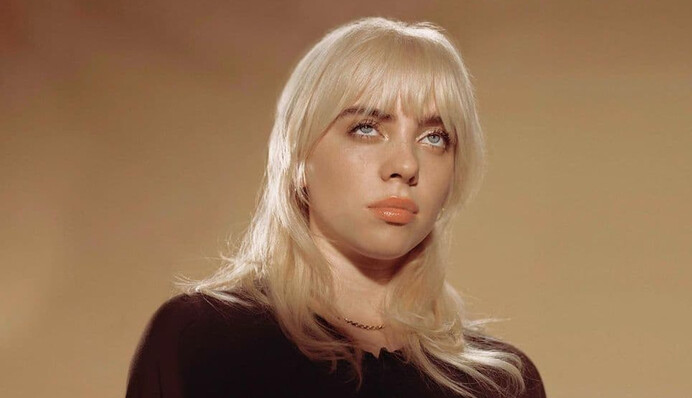 Билли Айлиш в платье с высоким разрезом показала секретное тату