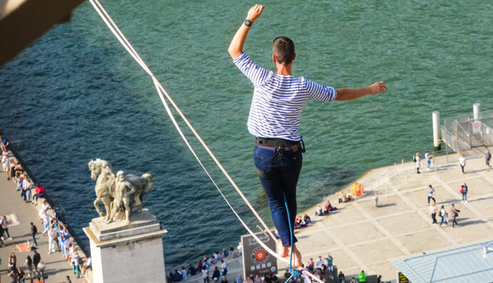 В Париже акробат прошел по канату 600 метров через реку Сену - впечатляющие фото и видео
