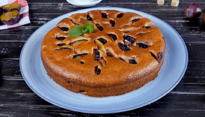 Как испечь вкусную шарлотку со сливами: простой рецепт