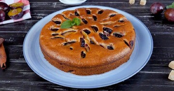 Як спекти смачну шарлотку зі сливами: простий рецепт