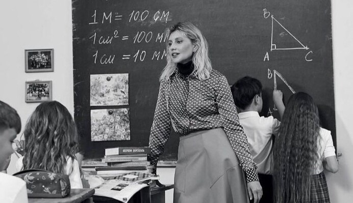 Елена Зеленская в образе стильной учительницы снялась для модного глянца: фото