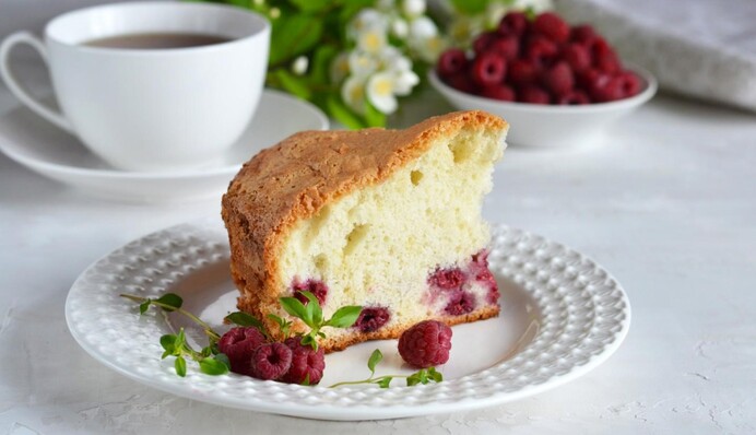 Как приготовить вкусную шарлотку с малиной: простой рецепт