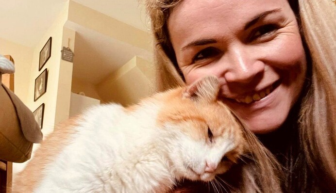 Пропавший кот вернулся домой через 12 лет - теперь пушистик не отходит от хозяйки ни на шаг