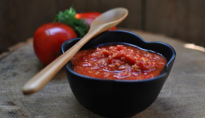 Как закрыть вкусную сырую аджику с хреном: простой рецепт