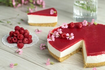 Як приготувати оригінальний чізкейк з малиною: простий рецепт до чаю