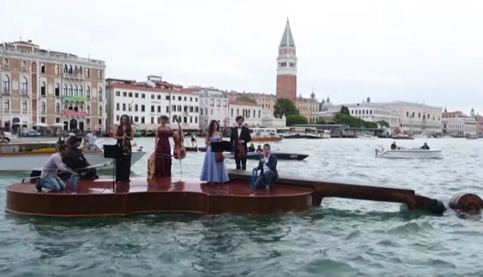 Венецією проплив величезний човен у вигляді скрипки. Подивіться, як душевно квартет грає на ній Вівальді