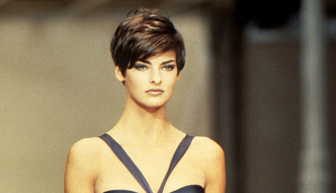 Линда Евангелиста рассказала, как проявился побочный эффект косметической процедуры, которая ее деформировала