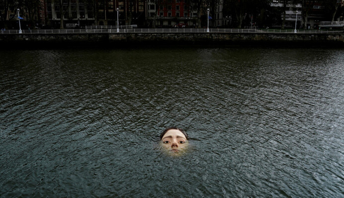 Реалистичная статуя тонущей девушки в испанской реке напугала людей