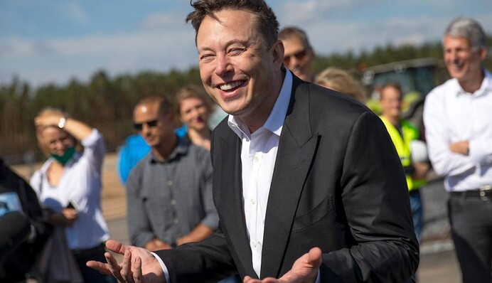 Илон Маск стал самым богатым человеком на Земле и подшутил над Джеффом Безосом. Или над журналистами