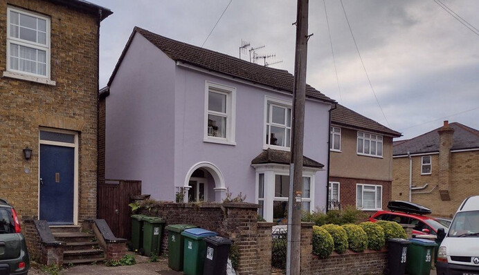 Мужчине придется перекрасить дом из-за решения городского совета - его цвет назвали неуместным