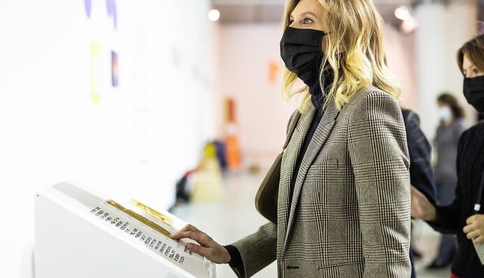 Елена Зеленская вышла в свет в модном пиджаке в клетку: осенний образ первой леди