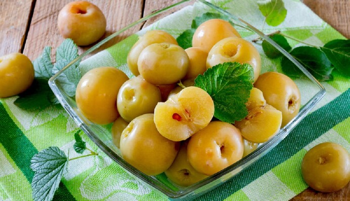 Как закрыть вкусные моченые яблоки: простой рецепт