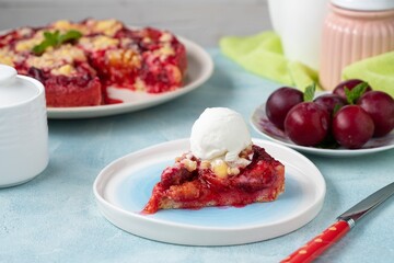 Печемо вдома ароматний пісочний пиріг зі сливами: простий рецепт