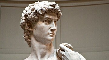 В Дубае установили 6-метровую копию Давида Микеланджело, спрятав все, что ниже шеи: фото