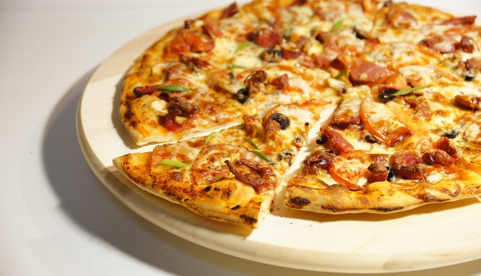 Как сделать вкусную домашнюю пиццу на тесте без дрожжей: простой рецепт