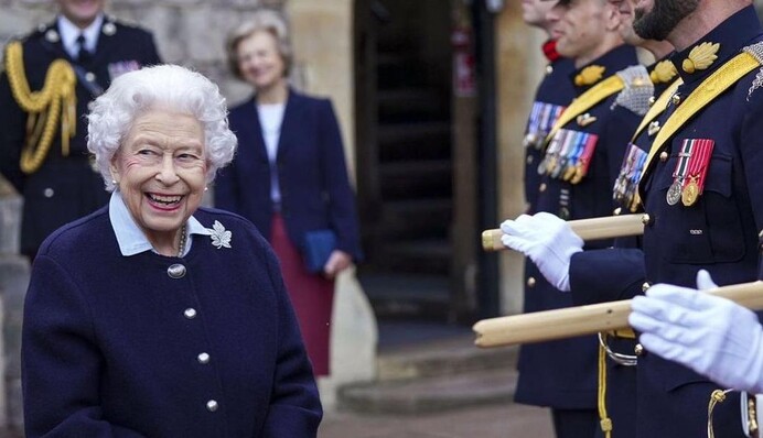 Елизавета II навестила королевский караул в Виндзорском замке и передала свой меч генерал-капитана лучшему офицеру: фото