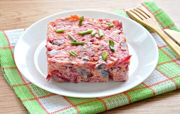 Як приготувати лінивий оселедець під шубою: простий рецепт