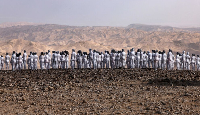 Художник собрал 200 голых людей на берегу Мертвого моря и показал экологическую катастрофу