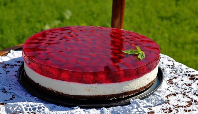 Как приготовить легкий творожный торт с вишней: простой рецепт