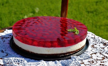 Як приготувати легкий сирний торт з вишнею: простий рецепт