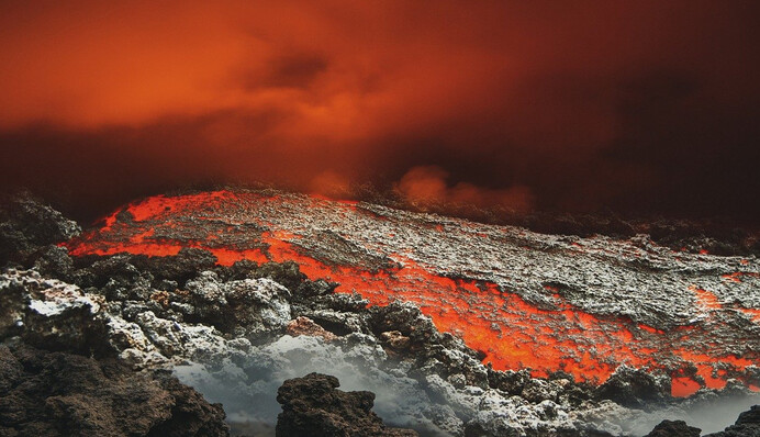 Собаки застрягли серед потоків лави після виверження вулкану в Іспанії. Їх хочуть врятувати за допомогою дрона