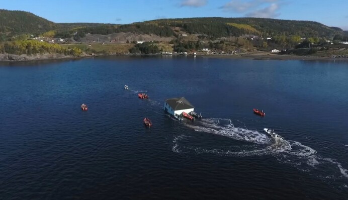 Пара из Канады переехала жить на другой берег залива, а с ними поплыл их старый дом: видео