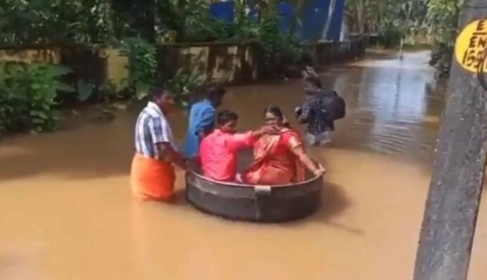 Через повінь в Індії пара припливла на своє весілля у величезному казані