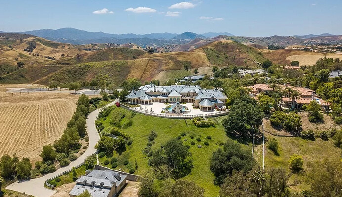 Брітні Спірс з нареченим обирають новий будинок для спільного життя - пару помітили в розкішному маєтку