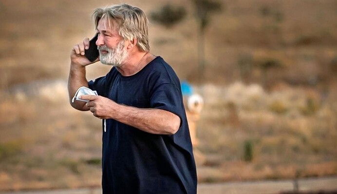 Больше чем фото: актер Алек Болдуин приходит в себя после случайного убийства на съемках фильма